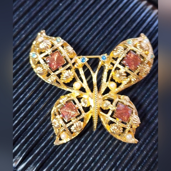 1980's Vintage Avon Butterfly Brooch Rhinestones Faux Pearl Gold Tone - Picture 3 of 5
